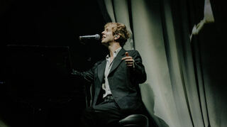 Tom Odell bietet seinen Fans in der ausverkauften SAP Arena ganz großes Gefühlskino.