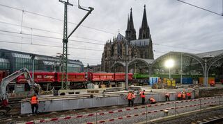 120 Arbeiter haben am Hauptbahnhof neben dem Kölner Dom Gleise und Oberleitungen erneuert. (Archivbild)