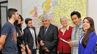 <p>Jannis Stefanakis (M.), Silva Burrini (3.v.r.) und Ercan Demirel (2.v.r.) mit Schülern der Berufsbildenden Schule Technik 1.</p>