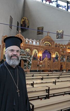 <p>Erzpriester Georgios Basioudis in der griechisch-orthodoxen Kirche Kreuzerhöhung auf dem Luzenberg.</p>