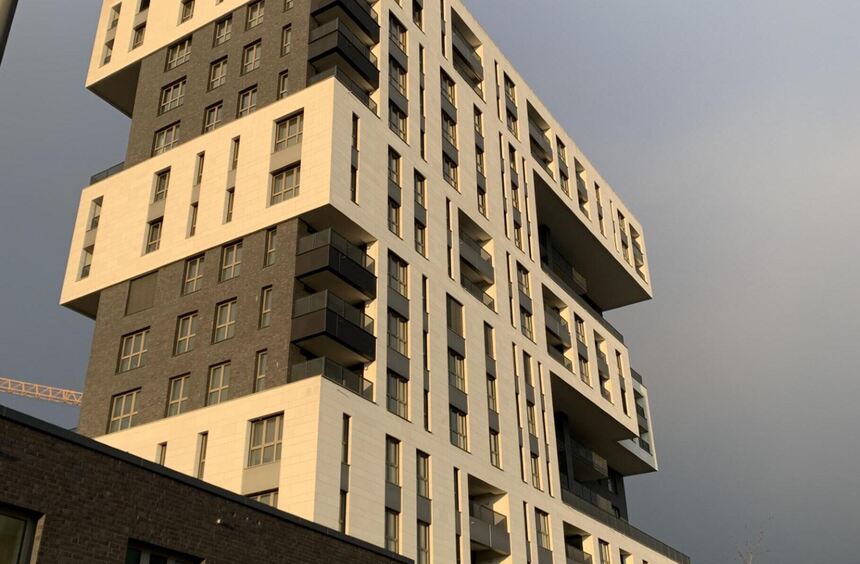 Straw flies on the E-shaped high-rise in Franklin: Here's what's ...