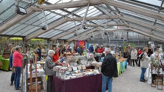 <p>Die ARTenVIELFALT", eine Kunsthandwerkermesse mit 20 Teilnehmern, zog viele Besucher ins Glashaus des Reinhold-Schulz-Waldparks.</p>