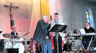 <p>Schriesheims "Jazz-Bischof" Eugen Fallmann unter dem Kreuz - ein ganz besonderes Ambiente für das Konzert "Jazz und Lyrik" in der katholischen Stadtkirche.</p>