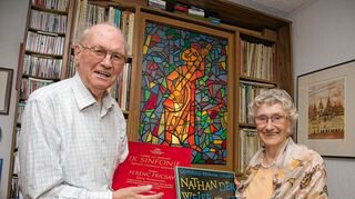 <p>Begeisterter Schallplattensammler, versierte Literaturkennerin: Manfred und Hildegard Richter in ihrer Wohnung in der Oststadt.</p>