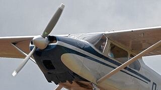 <p>Ein Flugzeug versprüht Silberjodid, das Hagelkörner schrumpfen lässt.</p>