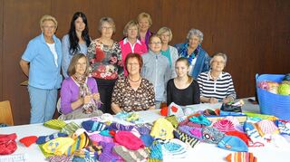 <p>Die 14-jährige Malena Biegel hat den Seckenheimer Mützen-Kreativkreis zusammengebracht. In den vergangenen Monaten hat die fleißige Runde schon an die 300 Mützen für krebskranke Kinder gestrickt oder gehäkelt.</p>