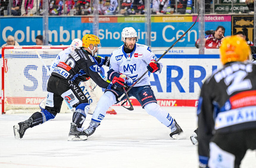 Adler Mannheim setzen sich in Bremerhaven durch