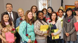 <p>Die Teilnehmerinnen des Sprachkurses freuen sich über ihre Zertifikate für eine erfolgreiche Prüfung. Links hinten Dr. Roman Nitsch vom Caritas-Vorstand.</p>