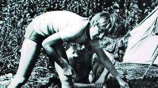 <p>Unser Bild zeigt Angela Kasner (später Merkel) im Juli 1973 mit 19 Jahren. Nach dem Abitur verbringt sie mit Freunden einen Campingurlaub im brandenburgischen Himmelpfort (damals DDR).</p>