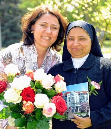 <p>Gratulationen von Heimleiterin Snezana Manojlovic: Vor 25 Jahren legte Schwester Prathyasa das Ordensgelübde ab.</p>