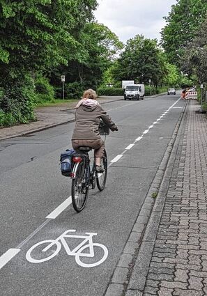 <p>Seit gestern ist der Radweg vor dem Kur-pfalz-Schulzentrum markiert.</p>