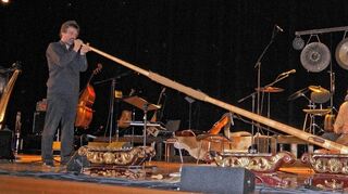 <p>Nicht nur schön anzuhören, sondern auch ein Blickfang: Rüdiger Oppermann (2.v.l.) hat sein Werk "Breandan Voyage" üppig und ausgefallen instrumentiert.</p>