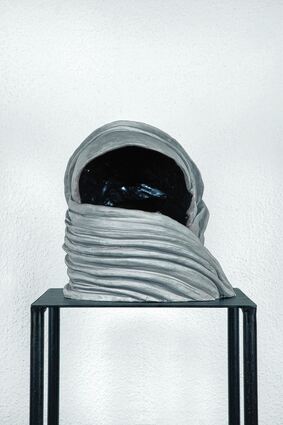 <p>Schleierhaft wirkt dieser Keramik-Helm von Stef Heidhues.</p>