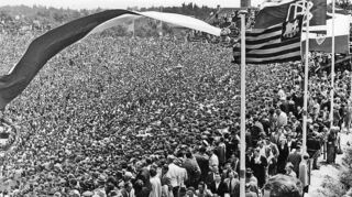 <p>"Wahrscheinlich waren es um die 100 000 Zuschauer": So Dr. Klaus-Jürgen Becker über das Endspiel um die Deutsche Fußball-Meisterschaft 1952.</p>