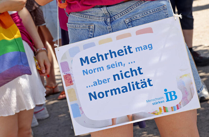 Queerphobic attack at Mannheim Pride? - | Couple reports pepper spray ...