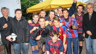 <p>Das Team "Walter Frosch" hatte sich bei einer Feier am Vorabend optimal auf das Finale in Neckarhausen vorbereitet und sicherte sich den Pokal beim 34. Jedermann-Turnier der Viktoria.</p>