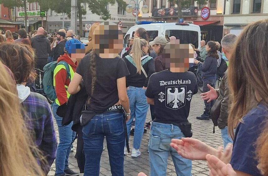 A couple provokes at anti-right-wing demo in Mannheim's market square