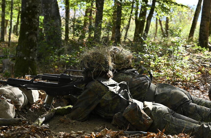 Why People Without Military Service Train to Become Reservists
