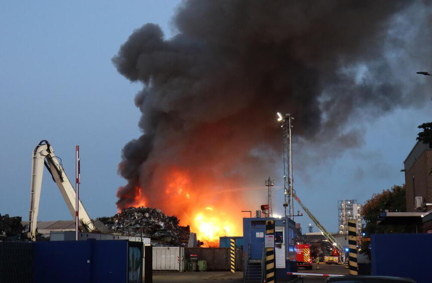After another major fire in Mannheim: Why do recycling centers keep ...