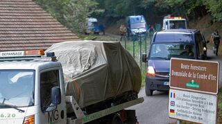 <p>Das Auto der getöteten Familie wurde nach dem Mord im September von einem Parkplatz im französischen Annecy von einem Lastwagen abtransportiert.</p>