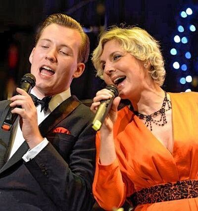 <p>Susan Horn und Daniel Fischer singen gemeinsam.</p>