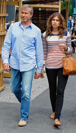 <p>Roman Abramowitsch hat nicht nur Augen für den Fußball. Mit seiner Frau Daria Schukowa besuchte er Anfang Juni die Kunstmesse "Art Basel".</p>