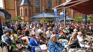 <p>Einen beschwingten Vormittag erlebten die Gäste des MorgenJazz. Für Farbtupfer auf der Sommerbühne sorgte MSC-Bandleader Albert Hofmann.</p>