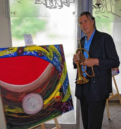 <p>Ein Trompeter, der seiner Kreativität auch beim Malen freien Lauf lässt - bei der Ausstellung in St. Hildegart zugunsten von Straßenkindern in Sao Paulo.</p>