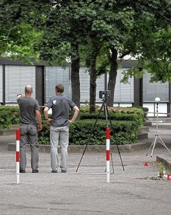 <p>LKA-Beamte scannen den Parkplatz mit einem 3-D-Laser.</p>