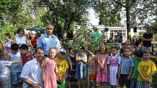 <p>Beim Sommerfest der Kindertagesstätte Martin Luther in Edingen wurde in Anlehnung an Worte des Reformators ein Apfelbäumchen gepflanzt.</p>