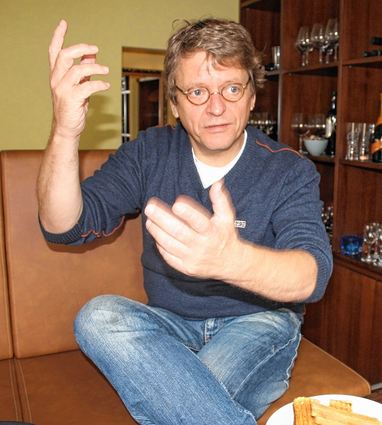 <p>Frank-Markus Barwasser beim leichten Frühstück - und in seiner Paraderolle als Erwin Pelzig.</p>