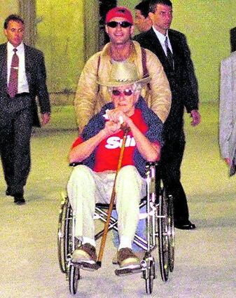<p>2001 kehrt der schwer kranke Biggs aus Brasilien in die britische Heimat zurück.</p>