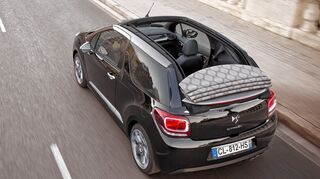 <p>Das Citroën DS3 Cabrio schmückt sich ebenso wie der geschlossene Modellbruder mit einem attraktiven Blechkleid. Das Verdeck gibt es in verschiedenen Farben.</p>