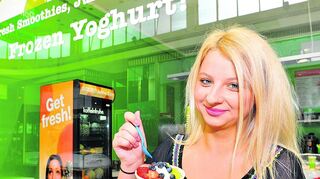 <p>Kundin Kerstin hat sich ihr Frozen Yogurt in der Mannheimer Boost Juice Bar mit frischem Obst garnieren lassen.</p>