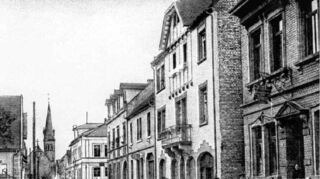<p>So sah die Kriegerstraße vor 100 Jahren aus. Vor der Eingemeindung hieß sie noch Schulstraße. Die Umbenennung war umstritten.</p>