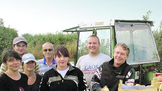 <p>Praktikantin Marine Guiziou aus Plouguerneau (Mitte) mit ihren Chefs Isabelle Hauck (l.) und Jörg Dittrich (r.) bei der Apfelernte.</p>