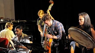 <p>Beyond Borders Band (v.l.): Jakob Deimel (Piano) Fadhel Boubaker (Oud), Jonathan Sell (Bass), Niko Seibold (Saxofon), Christine Hübner (Percussion).</p>