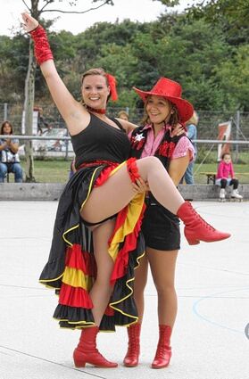<p>Die Red Maries zeigen ihren Western-Showtanz, während eine Trainerin des TSV Amicitia zeigt, wie Zumba funktioniert.</p>