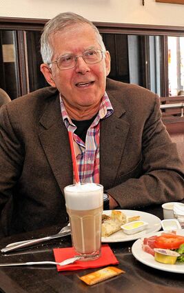 <p>Der Bundestagsabgeordnete Michael Schlecht beim Frühstück im Café Journal. Er ist sich sicher: "Die Linken werden wichtig sein!"</p>