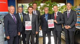 <p>"Spektakuläre Aktion" (v.l.): Bürgermeister Erich Maier, Gregor Ruh vom Kämmereiamt und Erster Stadtrat Jens Klingler sowie Erik Renz, Willi Sztorc, Marcus Walden und Frank Belzer von der Sparkasse Worms-Alzey-Ried.</p>