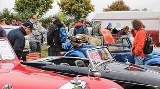 <p>So mancher alte Traumwagen wurde auf der Veterama bestaunt. Schrauber aus ganz Europa gaben sich auf dem Maimarkt die Klinke in die Hand, um auch das letzte noch fehlende Teile für das eigene Fahrzeug zu finden.</p>