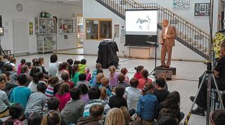 <p>Gespannt und aufmerksam verfolgen die Kinder der Hans-Christian-Andersen-Grundschule den Auftritt von Arnim Töpel.</p>