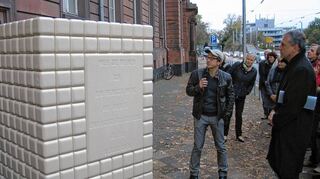 <p>Künstler Michael Volkmer und Oberbürgermeister Peter Kurz (r.) bei der Enthüllung des Mahnmals für die Opfer der Zwangssterilisation.</p>