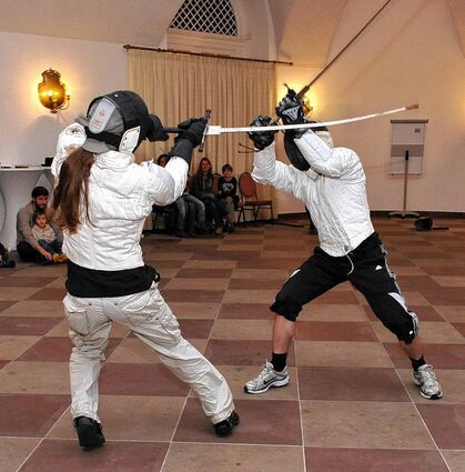 <p>Sportlich ging's jetzt im Rahmen der Wittelsbacher Ausstellung der Reiss-Engelhorn-Museen im Barockschloss beim Workshop "Historisches Fechten" zu.</p>