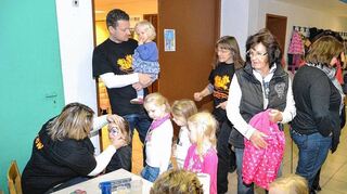 <p>Bunt wurden beim Herbstfest im evangelischen Kindergarten Heddesheim auch die Gesichter vieler kleiner Besucher.</p>