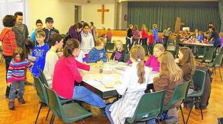 <p>Auf die kommende Aktion Dreikönigssingen wurden die rund 50 Sternsinger im Saal des Günther'schen Kindergartens vorbereitet.</p>