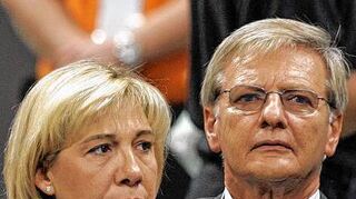 <p>Peter Graf sitzt 2005 mit seiner zweiten Ehefrau Britta in der SAP-Arena.</p>