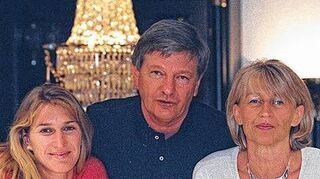 <p>Steffi Graf, ihre Mutter Heidi und Vater Peter 1996 in Brühl.</p>