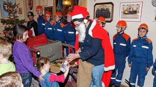 <p>Bei der fröhlichen Weihnachtsfeier Neckarhausener Brandschützer brachte die Jugendfeuerwehr wieder zündende Ideen ins Programm.</p>