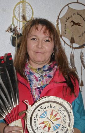 <p>Andrea Cox zeigt indianische Bastelarbeiten, die sie verkauft. Mit dem Geld unterstützt sie ihre indianischen Freunde im Pine Ridge Reservat in den USA.</p>